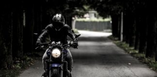 Czy rowerzysta ma obowiązek jazdy po ścieżce rowerowej mandat?