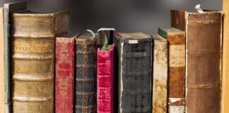 Czym się różni okładką przylegająca od zakrywającej?