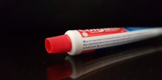 Czy pasta Colgate zawiera fluor?